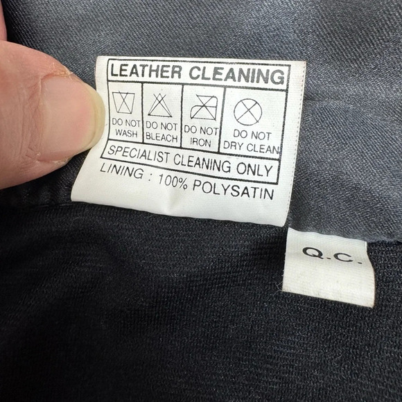 Saguaro.  Vintage .Black Leather Vest with Zipper Closure and Pointed Collar - Picture 6 of 12